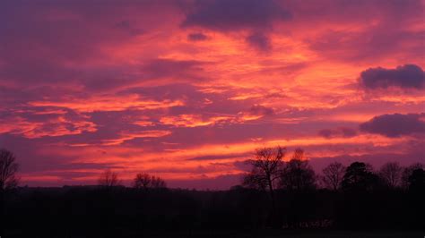 Spectacular sunset over East Anglia shines through Saharan ...