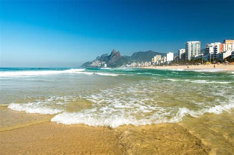Praia Do Arpoador No Rio De Janeiro Uma Charmosa Praia Em Plena