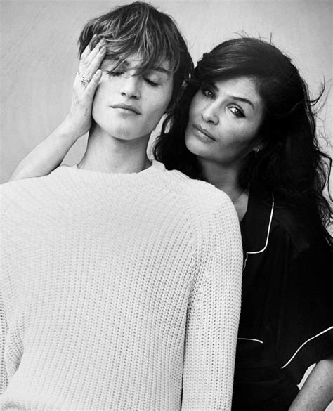 Victorias Secret Helena Christensen Y Su Hijo Protagonizan La Nueva Campaña