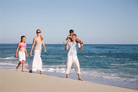 Familia En La Playa Foto Descarga Gratuita HD Imagen De Foto Lovepik