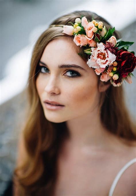 The Loveliest Wedding Hairstyles With Floral Crowns Modwedding Brautfrisur Brautkrone