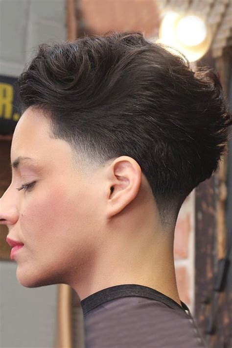 Also called a medium fade, your barber will begin trimming halfway up your sides and back for a soft the men's undercut fade shortens very quickly and suddenly, and then tapers gradually. Fade Corte De Pelo Taper - Peinados