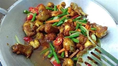 Potong sayur sayuran, bawang holland dan cili merah. Cara dan Resepi Untuk Membuat Ayam Goreng Kunyit yang ...