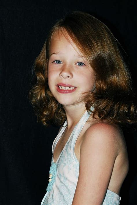 Porträt Des Blonden Schönen Mädchen Im Alter Von 10 Jahren In Der Front Hellem Hintergrund