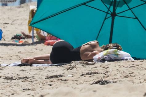 Sarah Jessica Parker Spotted At The Beach In Hamptons New York Gotceleb