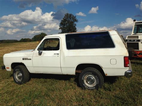 While dodge tried hard to compete with the bronco, they just couldn't quite meet them on their playing field. 1990 DODGE RAMCHARGER 4X4 WHITE 360 CID Tough Off Road ...