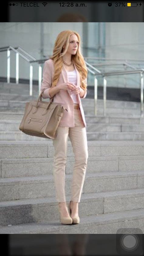 Saco rosa camisa blanca pantalón beige Moda Pantalon caqui Como combinar zapatos beige y