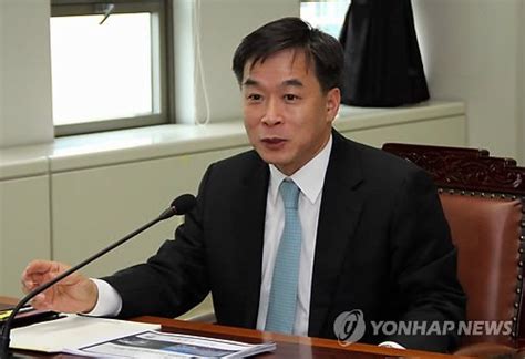 이재명 경기도지사(오른쪽)가 17일 경남도청을 방문해 김경수 지사의 주먹인사를 나누고 있다.사진=경남도 2021.06.17 news2349@newspim.com 김경수 경남도지사, 김경수 전 대구고검장 선임(종합) - 파이낸셜 ...