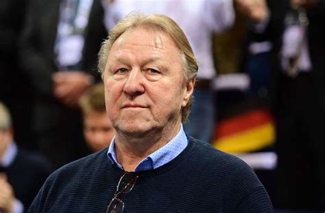 He has been married to angelika since 1972. Horst Hrubesch wird Nachwuchsdirektor: Vereinslegende ...