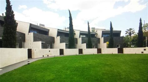 Barcelona · 600 m² · 6.650 €/m² · 5 habitaciones · 6 baños · adosado o chalet · jardín · planta baja · balcón fantástica casa de diseño de 600 m²,en un terreno de 1.100 m², todas las estancias son exteriores con mucha luz natural, situada en el prestigioso barrio. Luis Suárez ya tiene una nueva casa en Barcelona