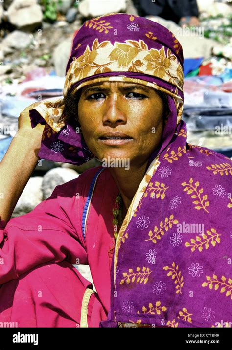 Veiled Yemeni Woman Hi Res Stock Photography And Images Alamy