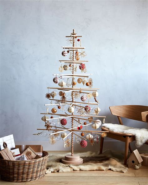 Heres How To Decorate A Wooden Christmas Tree In Scandinavian Style