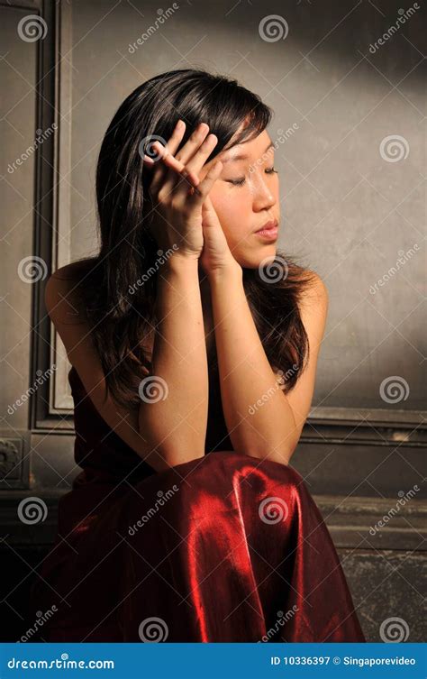 Mooie Jonge Aziatische Vrouw Die Droevig Voelt Stock Afbeelding Image Of Emoties Onderdrukken