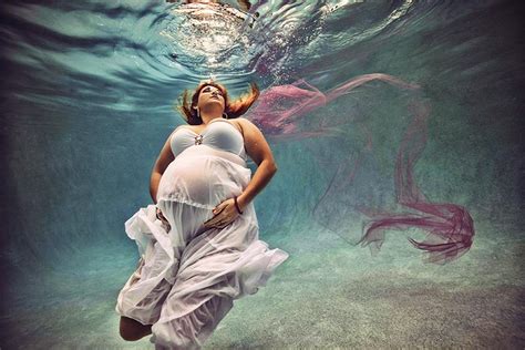 Photographer Captures The Beauty Of Pregnancy In Amazing Underwater Photos Page 2 Of 2