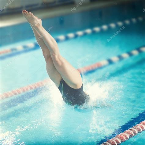 Female Swimmer Jumping Into Swimming Pool — Stock Photo © Markin 37223459