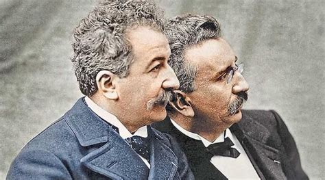 el 10 de junio de 1907 auguste y louis lumière presentaron en parís la primera fotografía a