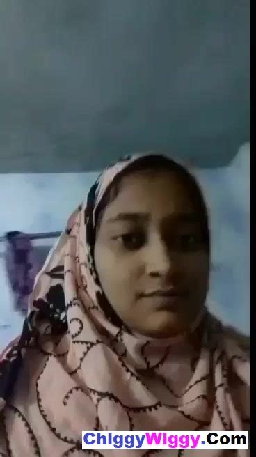 Sexy Muslim Bhabhi Ne Lover Ke Lie Chaddi Nikali Selfie Video Me