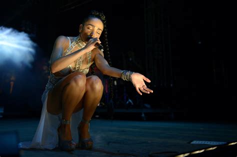 Fka Twigs Shares Sexy Video After Revealing She Had Six Tumors Removed