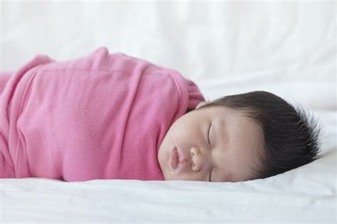 When Should I Stop Swaddling My Baby 3 Signs To Look Out For And How To