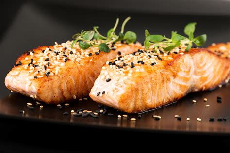 Me encanta el salmón al horno, es una receta de pescado fácil y muy deliciosa que además se prepara en poco tiempo. Salmón al horno - 10 recetas fáciles - Unareceta.com