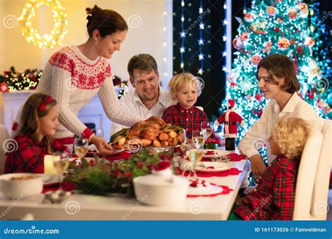 Familia Con Hijos Cenando Navidad En Un árbol Foto De Archivo Imagen