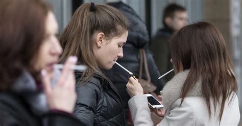 Russian President Oks Ban On Smoking In Public Places