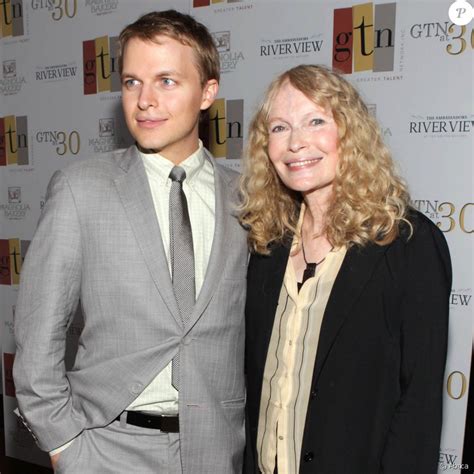 Mia Farrow Et Son Fils Ronan à New York Le 2 Mai 2010 Purepeople