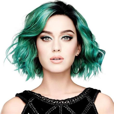 Katy Perry Carré Flou Vert Robe Noire Effet Coiffé Décoiffé Look