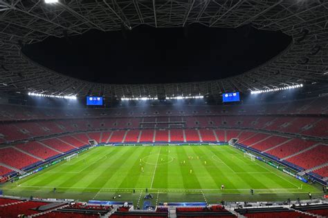 Néhány nappal a hivatalos megnyitó előtt az aréna, a játéktér és a lelátó fölött is végigrepülhetünk, de az öltözőkbe is betekinthetünk. UEFA odredila neutralni teren za utakmicu RB Leipzig ...