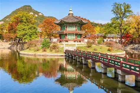 Corea del sur, situada en el este de asia, tiene una superficie de 100.339 km2.corea del sur, con una población de 51.709.000 personas, se encuentra en la posición 27 de la tabla de población, compuesta por 196 países y tiene una alta densidad de población, con 515 habitantes por km2. ¿Qué visitar en Corea del Sur?