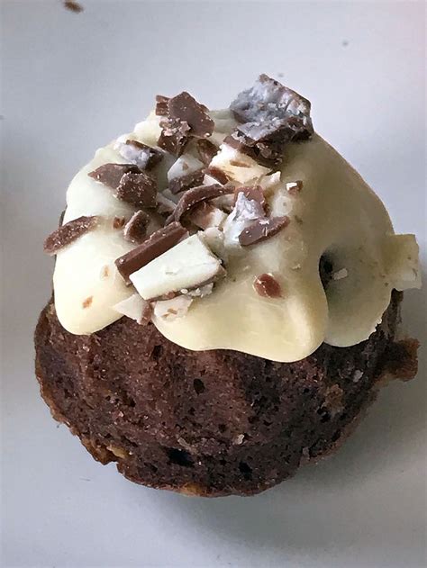 Meine variante enthält übrigens kein weißmehl und keinen zucker. Mini Gugelhupf mit Kinder Riegel, Rezeptidee für Kinder ...