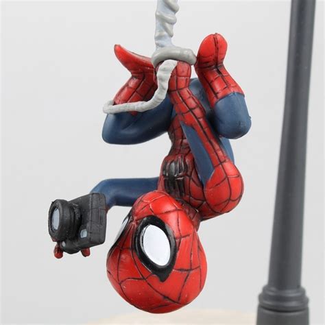Todo mundo quer saber quando sai esse trailer, kevin feige! Homem Aranha Pendurado Com Camera - Spiderman Fotografo ...