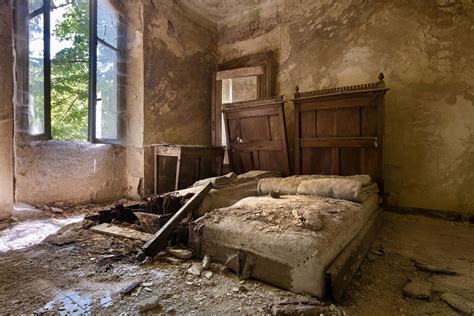 15 Photos Of Abandoned Bedrooms Show Their Dusty Remains Urban