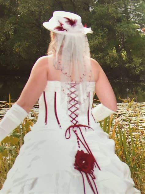 So lassen sich die kosten für das kleid reduzieren und das budget eurer hochzeit etwas schonen. Bezauberndes Brautkleid mit roten Akzenten - Brautkleid ...