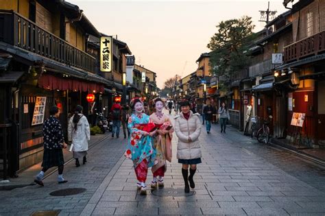 It was built in 1977 to commemorate kyoto's 1200th anniversary. Gion, Kyoto (Geisha District) - Tourist In Japan