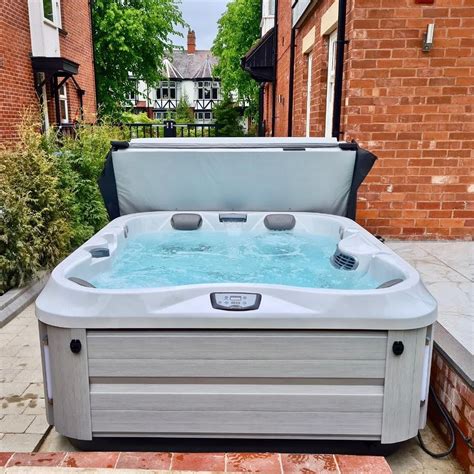 J 325™ Comfort Compact Hot Tub With Open Seating Jacuzzi® Uk