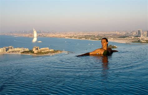 Abrió La Piscina Infinita Más Alta Del Mundo En Dubái A 200 M Sobre El