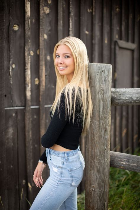 Senior Picture Of Girl Next To Barn Barn Senior Pictures Olde Town