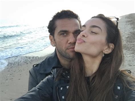 En couple depuis 2015, daniel alves et sa compagne joana sanz avaient célébré au printemps 2016 un simulacre de mariage 100. EGO - Joana Sanz, namorada de Daniel Alves, deixa seio à ...