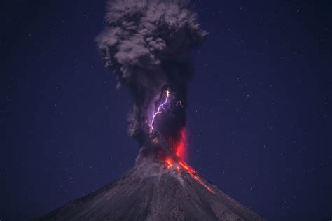 17 Incredible Photos Of Volcanic Lightning