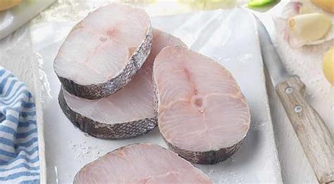 Descongela las rodajas de merluza en un recipiente con rejilla dentro de la nevera. Receta de Merluza en salsa amarilla