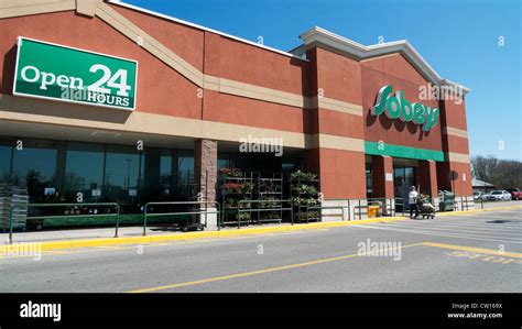 Grocery Store Outside Hi Res Stock Photography And Images Alamy