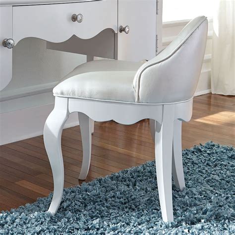 Sensuality and expressiveness of the collection bedroom furniture tiffany provides comfort and privacy, while a sense of lightness and ease creates the effect of lightness and meditative calm. Tiffany Upholstered Panel Bedroom Set Legacy Classic Kids ...