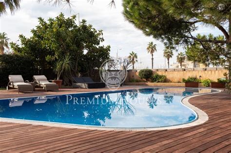 Casas en castelldefels y gavá. Casa de 330 m² con piscina y vistas en venta en ...