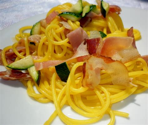 Per realizzare la pasta allo zafferano per prima cosa preparate il brodo vegetale 1. Conserve di zucchine: Spaghetti con zafferano