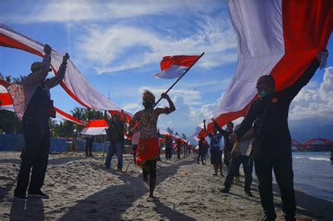 Dijahit Sendiri Pemuda Papua Bentangkan Bendera Merah Putih Sepanjang 2 Km