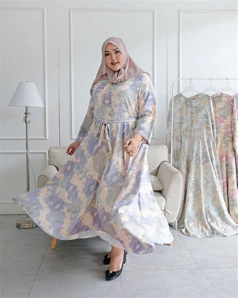 Gamis dengan anak kombinasi yang kekinian ini cocok untuk mama muda yang ingin tampil fashionable dengan busana syari. Model Gamis Kain Polos 2 Warna | Model pakaian, Model baju wanita, Wanita