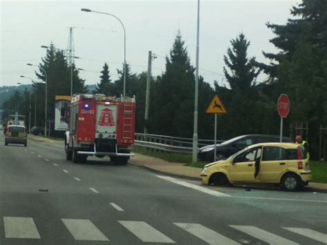 Rzesz W Wypadek Na Alei Sikorskiego Zderzenie Fiata Z Audi