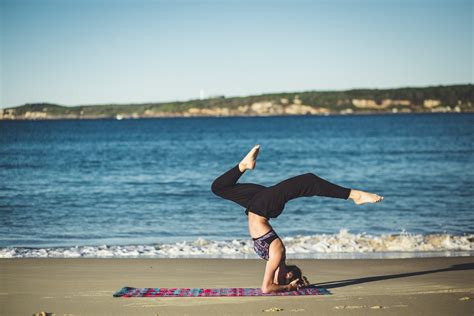 Kostenlose Foto Strand Meer Sand Ozean Person Sitzung Sport Yoga Kampfkünste