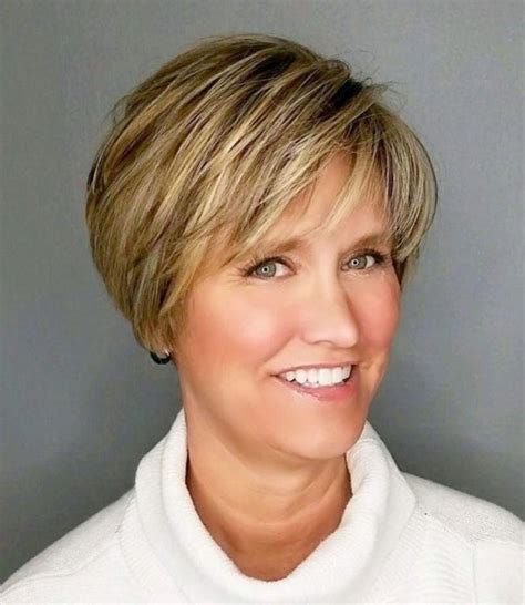 Short Voluminous Feathered Hairstyle Shorthairstyles In 2020 Thick